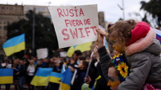 Европа изключи Русия от SWIFT и удари централната банка, търговията и олигарсите