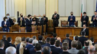 Петков взе завоя в последната минута: първата смяна в кабинета получи внушителна подкрепа