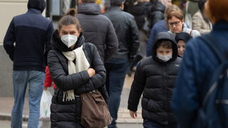 Здравното министерство отложи втория етап от разхлабването на COVID мерките