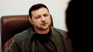 Войната, ден десети: Зеленски "отчаяно моли" САЩ за съветски модели бойни самолети