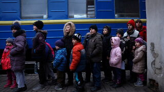 "Толкова са малки": Деца от украинско сиропиталище бягат в Полша