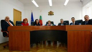 Антимонополната комисия се заема <span class="highlight">с</span> цените на храните