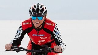 Видео: Американка счупи рекорда за най-висока скорост на колело, като стигна близо 300 км/ч