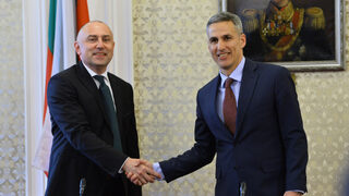 Изслушването <span class="highlight">на</span> кандидатите за БНБ: И двамата приемат за "червена линия" сегашния курс <span class="highlight">на</span> еврото (хронология)