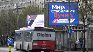 "Мир. Стабилност. Вучич": опозицията в Сърбия се изправя днес срещу президента от хладилника