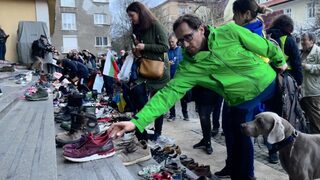 Какво прави България, докато в Европа бушува страшна война