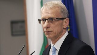 Денков: Не учебните програми са утежнени, а учебниците
