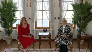 Снимка на деня: <span class="highlight">Десислава</span> <span class="highlight">Радева</span> се срещна със съпругата на Ердоган