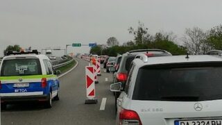 Катастрофи и задръствания в последния от празничните дни
