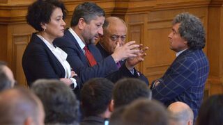 След "грозна караница" и "търговска сделка" "Има такъв народ" получи по едно място в две ключови комисии