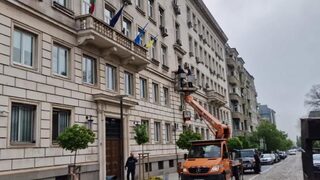 Знамето на Украйна бе свалено за кратко от фасадата на Столичната община пред очите на охраната