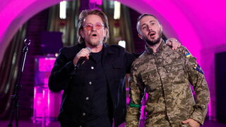 <span class="highlight">U2</span> направи импровизиран концерт с украински войници в метрото в Киев