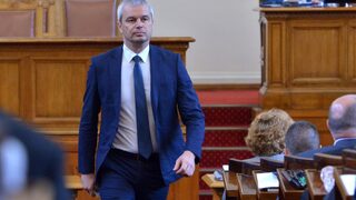 Предозиране: Председателят на "Възраждане" сбърка името на вицепрезидента на САЩ, нарече го животинско