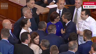 Разправия в пленарната зала доведе до искане за оставка на зам.-председател на парламента