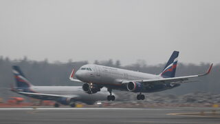 "Блумбърг": "<span class="highlight">Аерофлот</span>" може скоро да разглобява самолетите си заради недостига на части