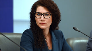 Срам – това почувствахме, слушайки неуместните сърдити реплики към бежанците