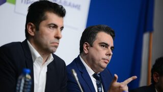 Коалицията вече е тройна: <span class="highlight">Трифонов</span> напусна, Петков ще пробва с кабинет на малцинството