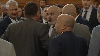 Напрежението в пленарната зала отново ескалира