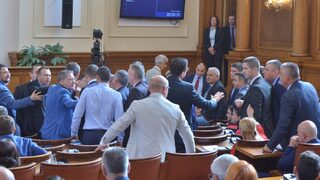 Депутатите отново стигнаха до сблъсъци в парламента и обвинения във фашизъм (обновена)
