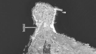 Украйна опитва да овладее Змийския остров, Русия обстрелва Харков