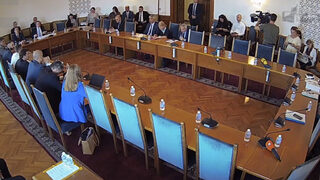 ГЕРБ, ДПС <span class="highlight">и</span> "Има такъв народ" провалиха разглеждането на антикорупционния <span class="highlight">закон</span>