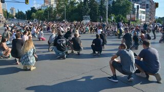 Снимка на деня: Стотици почетоха с <span class="highlight">мълчалив</span> <span class="highlight">протест</span> загиналите при катастрофата в София