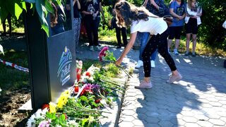 Снимка на деня: Стотици почетоха с <span class="highlight">мълчалив</span> <span class="highlight">протест</span> загиналите при катастрофата в София