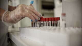 Не е вярно, че американски учен е "признал" лабораторния произход на коронавируса
