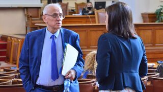 Депутатите разрешиха болничен за родителите на карантинирани ученици до 12 години