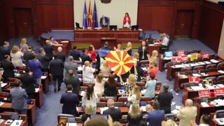 С <span class="highlight">вувузели</span> и знамето на ЕС – как в Скопие гласуваха "френското" предложение (видео)