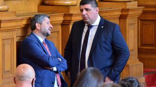 За 3 дни кабинетът успя да предизвика протести, коментират политици