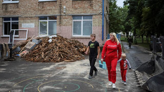 Украинските училища бързат да строят бомбоубежища за новата учебна година