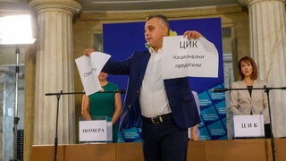 Снимка на деня: <span class="highlight">Юлиян</span> <span class="highlight">Ангелов</span> от ВМРО прекъсна жребия и нарече изборната комисия "национални предатели"