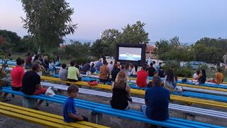 Група ентусиасти възродиха лятната киносцена в Синеморец