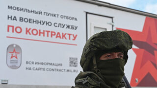 С национализъм и "референдуми" към мобилизация. Но защо Путин не я обяви досега