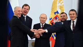 "Това е волята на милиони": Путин подписа "договорите" за анексията с жлъчни атаки към Запада