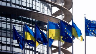 Европарламентът подкани "колебаещите се" да изпратят оръжие на Украйна