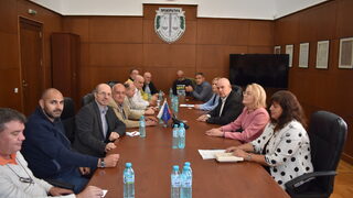 Предозиране: Гешев се мъчи да се разграничи от държавата, в която е на върха