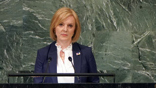 Лиз Тръс остава британски премиер, но членовете на нейната партия ѝ обръщат гръб