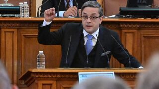 Унижение или покаяние: спорът в залата ескалира