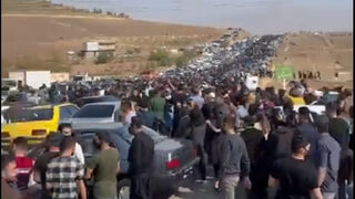В Иран насилие беляза помен за Махса Амини с хиляди участници, САЩ намесиха Русия