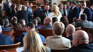 Парламентът възложи на правителството да се забърза с преговорите за еврото