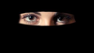 Пише ли в Корана, че жената трябва да носи забрадка