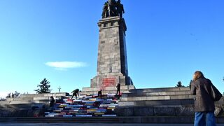 Снимка на деня: Акция "Четем за свободата" се проведе пред паметника на съветската армия