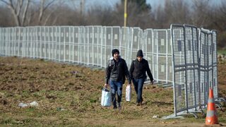 Засилена охрана и премълчавано насилие: как държавата се справя с невиждания брой мигранти