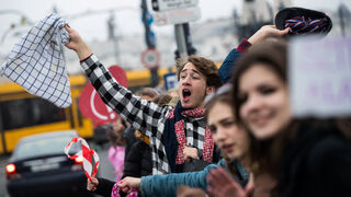 Унгарците разширяват протестите за заплатите на учителите