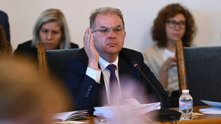 Едно наум: Как Радомир Чолаков поиска "изключителни права за държавата" върху чужд софтуер