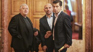 Протестиращи срещу изборните промени влязоха в парламента и се спречкаха с охраната
