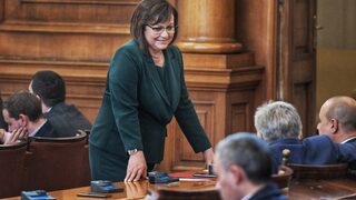 Нинова атакува "Продължаваме промяната" и "Демократична България" за машинното <span class="highlight">гласуване</span>