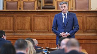 За по-малко от два часа парламентът върна и отхвърли изцяло хартиеното гласуване